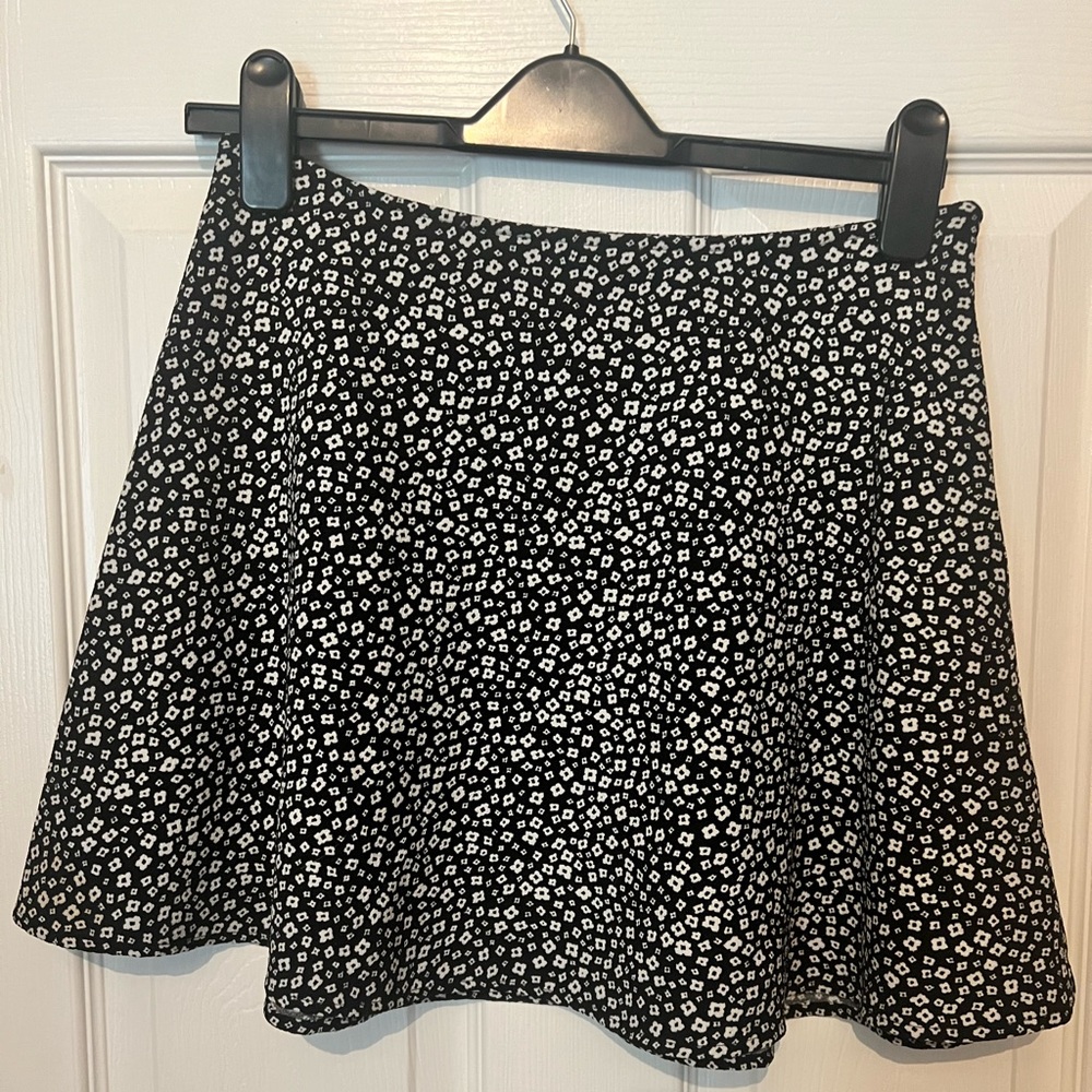Cope black and white flowers skirt.